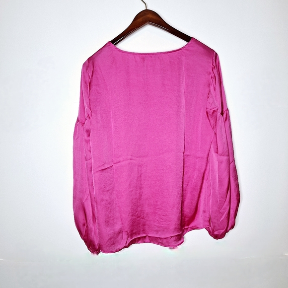 NWT Vince Camuto brand "The  Berry Shiney" V-neck pullover blouse size medium. - Picture 2 of 10